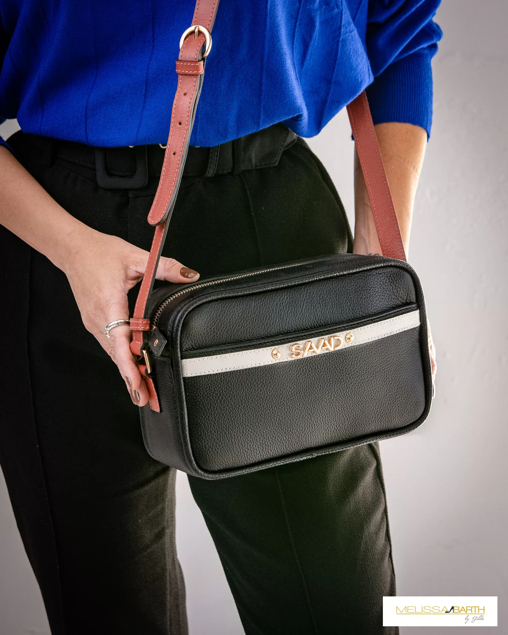 Modelo usando uma bolsa preta atemporal da marca saad vendida pela loja melissa barth by gilda em itapetininga