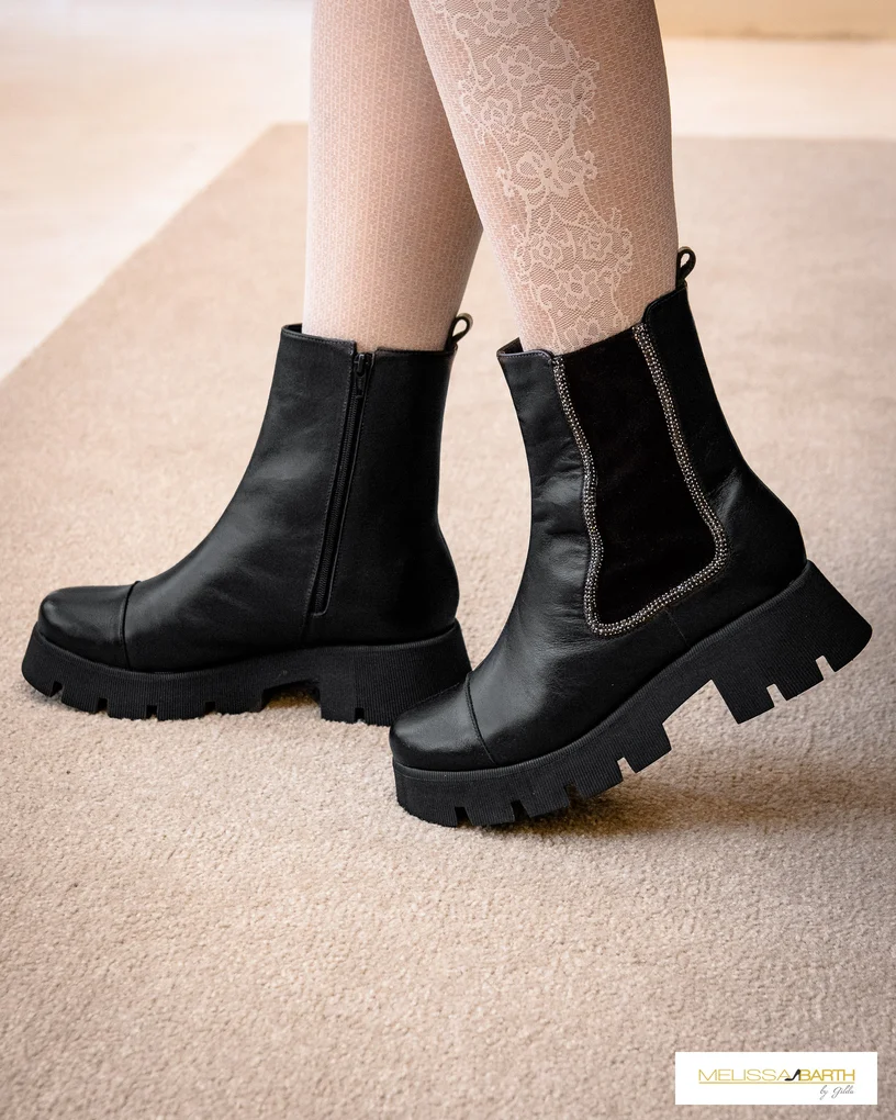 combinação coturno preto com meia calça