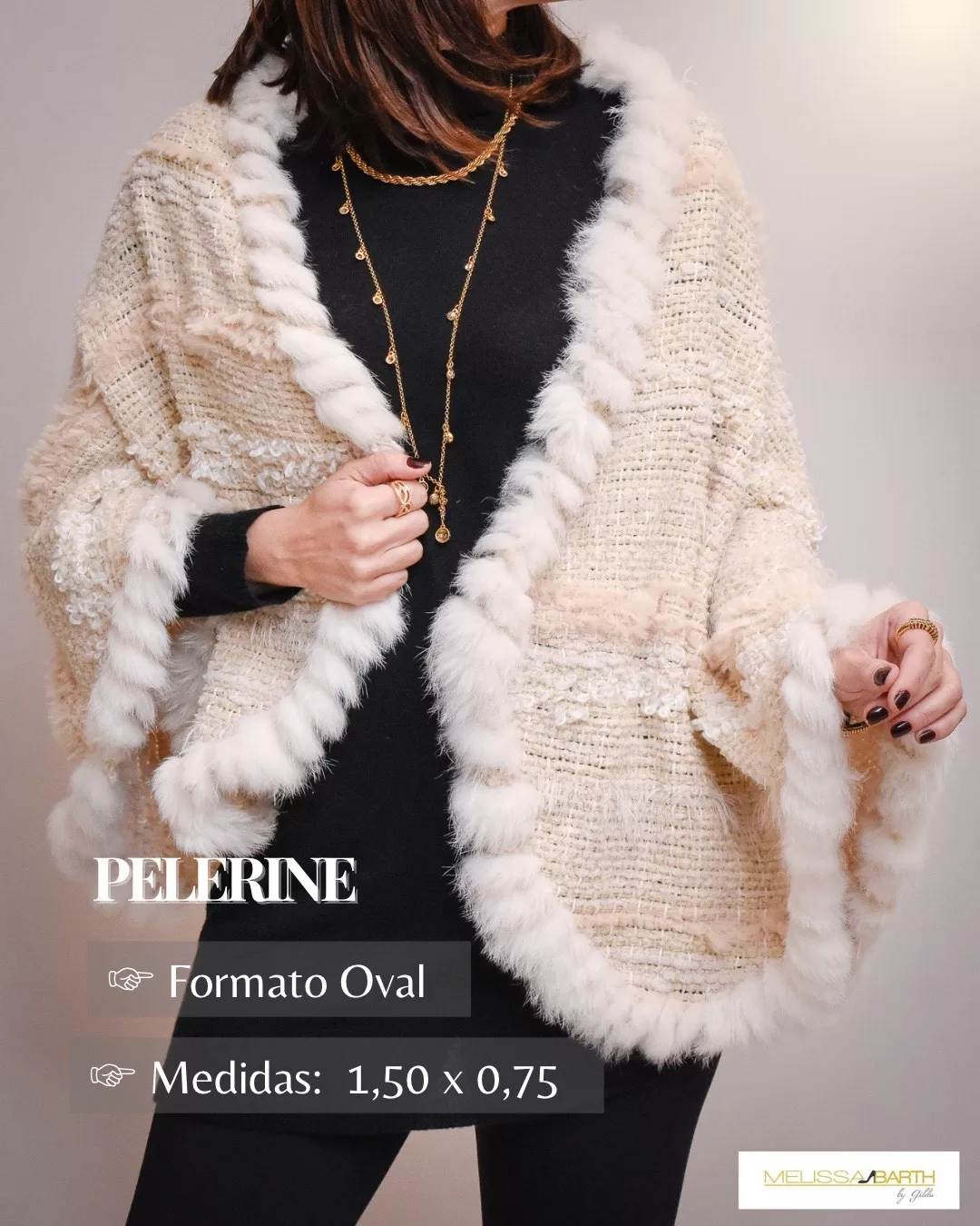 Foto de uma modelo usando uma pashmina cor de algodão cru tipo pelerine no formato oval nas medidas de 1.50 por 0.75