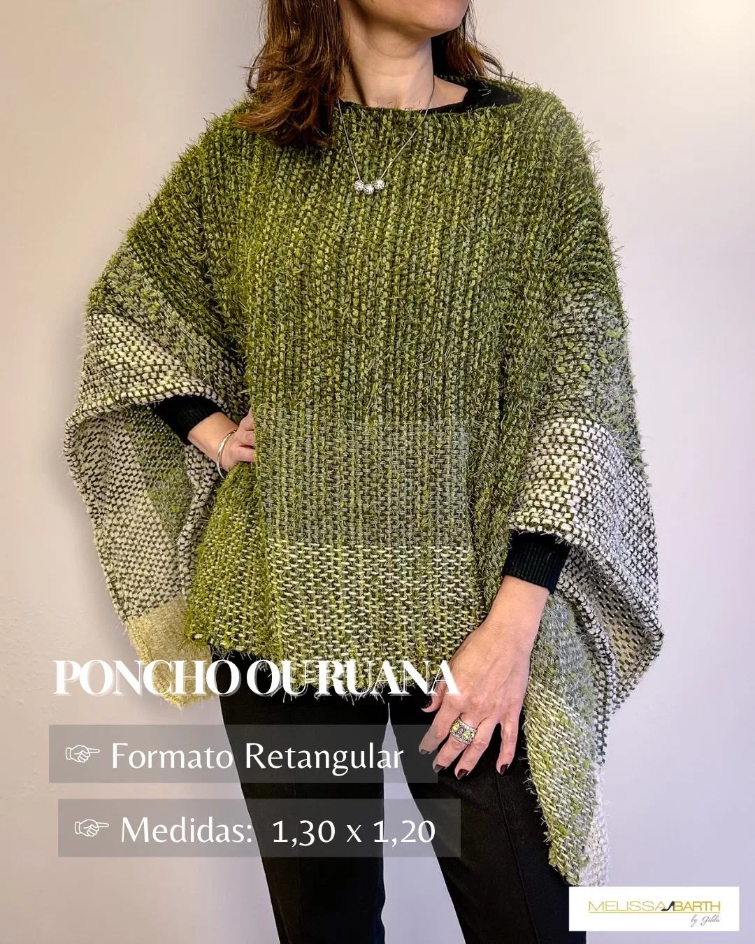 Foto de uma modelo usando um poncho verde no formato retangular medidas de 1.30 por 1.20